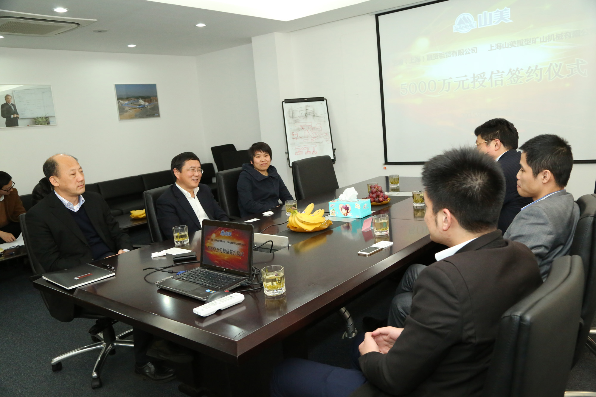 冰球突破董事会成员与融资租赁公司代表洽谈