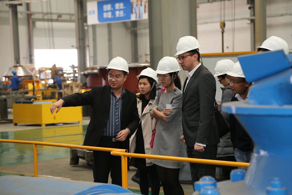风投考察团参观冰球突破生产车间