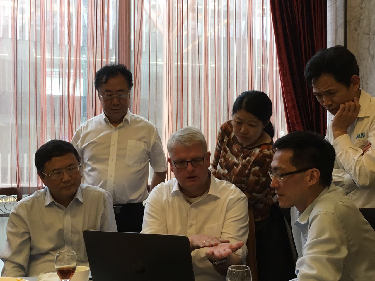 �¹��������˹�˾�����ˮ�����Ժ����쵼ݰ�ٱ���ͻ�ƹɷݲι۽���