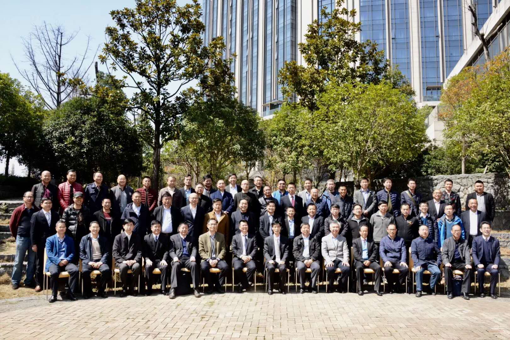 冰球突破股份出席铁路工程高品质机制砂制造技术交流大会并发表主题演讲