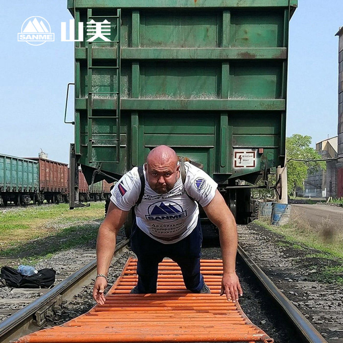 冰球突破破碎机力量代言人-欧洲大力士伊万.萨夫金