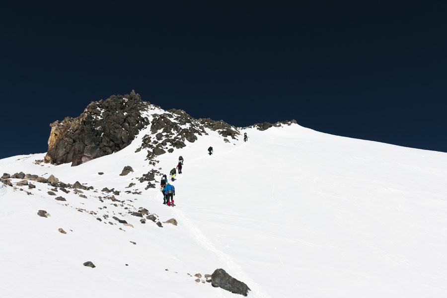 骄傲!冰球突破股份欧洲员工勇攀欧洲第一峰-厄尔布鲁士峰