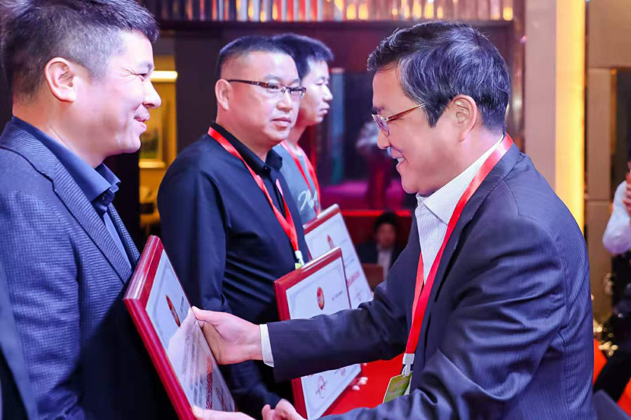 ϲѶ���Ϻ�����ͻ�ƹɷ��ٻ��й���������ҵƷ��ʾ����ҵ������