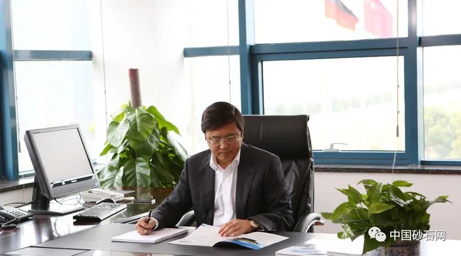 ���ʻ�ר�� | �Ϻ�����ͻ�ƶ��³���񣺽���ɫɰʯ���������ߺͽ����̷ϴ�����������