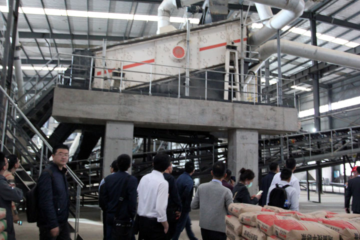 上海冰球突破股份承建的湖南长沙建筑固废绿色循环再利用项目喜迎“2021全国建筑垃圾资源化利用高层论坛”参会代表参观考察